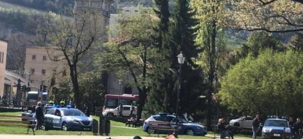 Rissa in Piazza Dante, poliziotto ferito al volto da un uomo armato di bottiglia spaccata